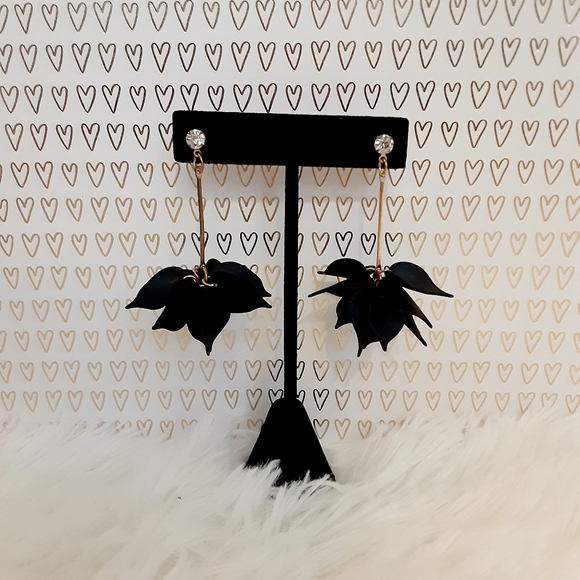 Jewelry - 💜 3/$10 Black flower Earrings